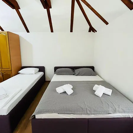 Casa de Férias Inas & Lemia Forrest Homes With Outdoor Swimming Pool *