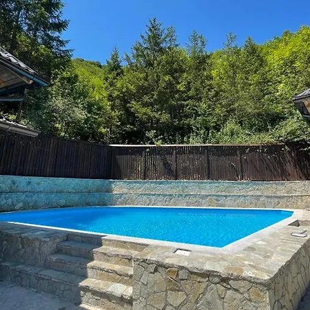 Inas & Lemia Forrest Homes With Outdoor Swimming Pool Casa de Férias Bihać