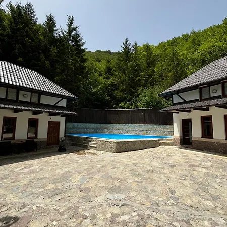 Inas & Lemia Forrest Homes With Outdoor Swimming Pool Casa de Férias Bihać