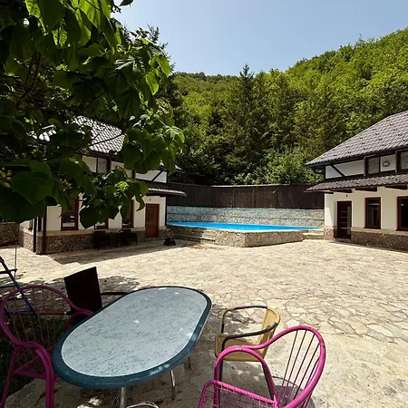 Inas & Lemia Forrest Homes With Outdoor Swimming Pool Casa de Férias *